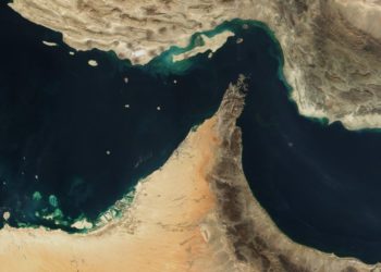 طهران تعيد فرض القيود على مضيق هرمز وتتهم واشنطن بخرق التفاهمات