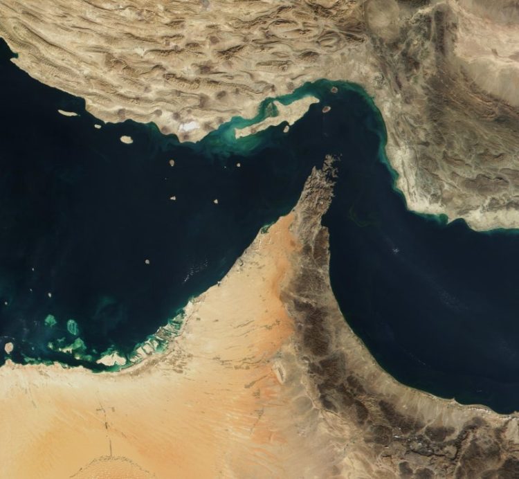 طهران تعيد فرض القيود على مضيق هرمز وتتهم واشنطن بخرق التفاهمات