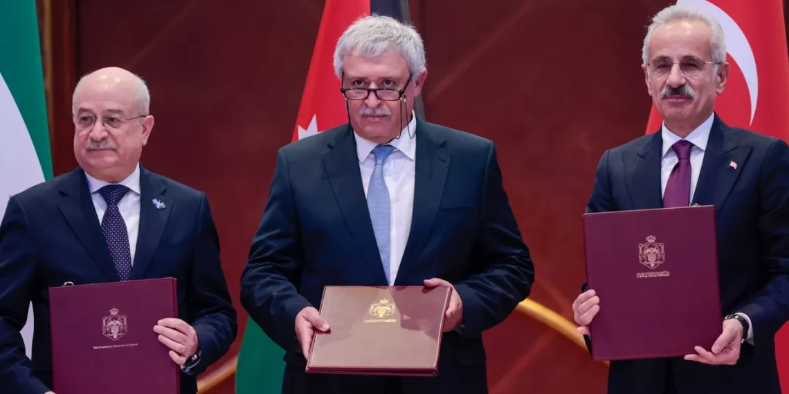 تعاون ثلاثي في عمّان وتوقيع اتفاقيات اقتصادية مع تركيا