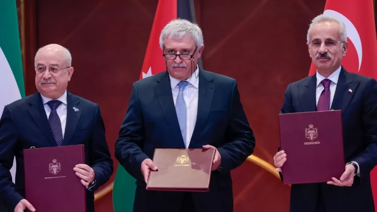 تعاون ثلاثي في عمّان وتوقيع اتفاقيات اقتصادية مع تركيا