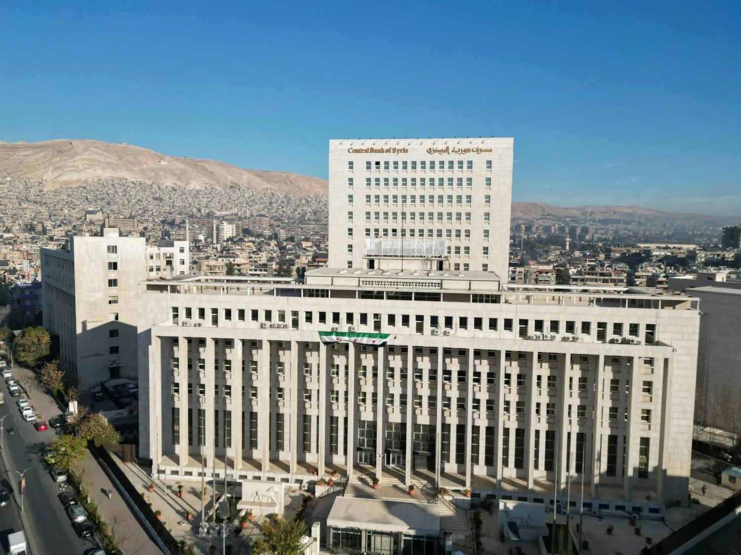 المركزي يفتح باب المدفوعات العالمية.. هل تنتهي عزلة القطاع المالي؟