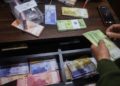 تراجع طفيف ومستمر لليرة السورية أمام الدولار.. الأسباب والمآلات