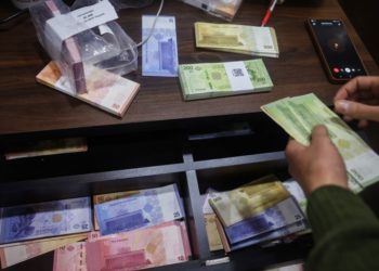 تراجع طفيف ومستمر لليرة السورية أمام الدولار.. الأسباب والمآلات