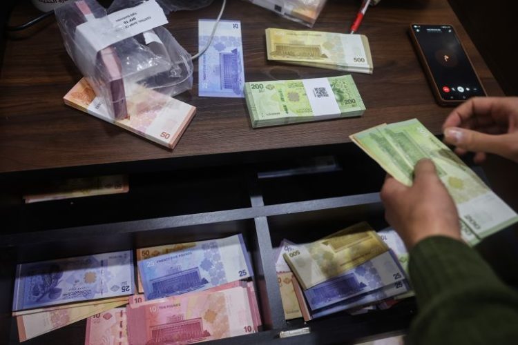تراجع طفيف ومستمر لليرة السورية أمام الدولار.. الأسباب والمآلات