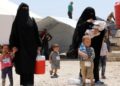 محاكمة العائدات من شمال شرق سوريا تعيد ملف المخيمات إلى الواجهة