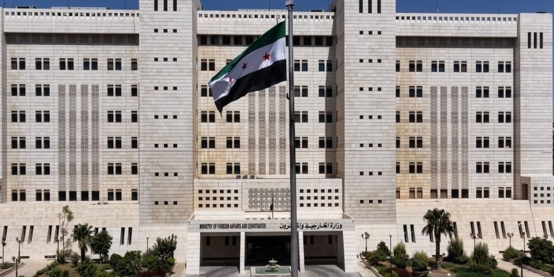 وزارة الخارجية تطالب الدول والمنظمات الدولية التي تمتلك معلومات أو وثائق أو أدلة ذات صلة بالشأن السوري لمشاركة ما لديها مع المؤسسات الوطنية المختصة