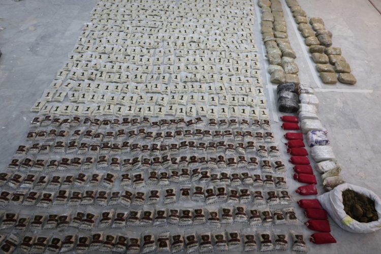 تفكيك شبكة دولية لتهريب المخدرات وسط البلاد بتنسيق أمني مع العراق