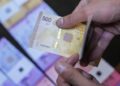 وزير المالية يعلن شمول الزيادات جميع الجهات.. رواتب ومعاشات أعلى بتمويل ذاتي