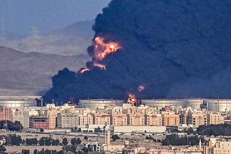 استمرار هجوم الميليشيات الحوثية على خطوط إمداد الطاقة
