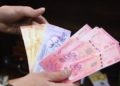 الذهب يحافظ على قيمته بعد هبوط عالمي مع انخفاض جزئي لليرة