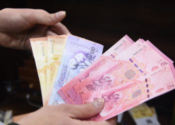الذهب يحافظ على قيمته بعد هبوط عالمي مع انخفاض جزئي لليرة