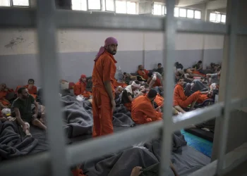 من سجون “قسد” إلى المحاكم العراقية.. لماذا تتمسك بغداد بآلاف المشتبه بهم؟